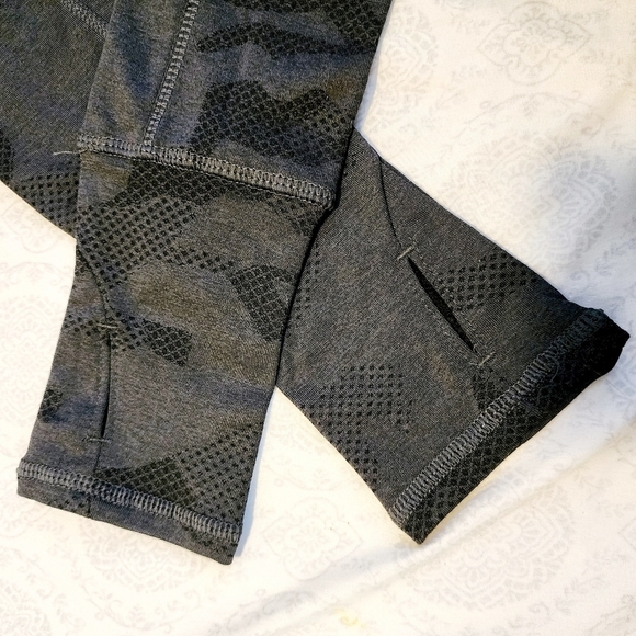 NWT MONDETTA Ladies XS Lightweight Reflective Black Grey Camouflage 1/4 Zip New - Picture 4 of 10